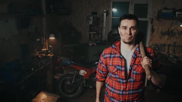 Manliga Builder med en stor hammare leende och tittar på kameran — Stockvideo