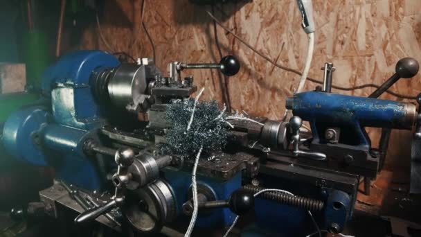 Aparas de metal na antiga máquina de torno na garagem oficina — Vídeo de Stock