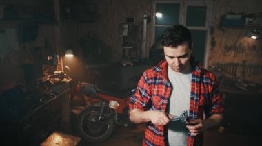 raflar alet ve makineleri ile ev garaj ve arka plan üzerinde erkek Kaliper kullanır