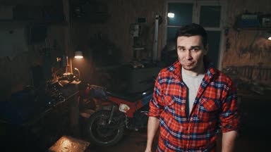erkek tamirci anahtarı gösterir