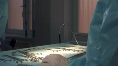 cerrah tıp aletleri işlemi sırasında bir yakın çekim verilir