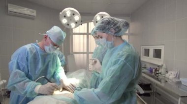 cerrah elektronik bir neşter ameliyat sırasında kullanır.