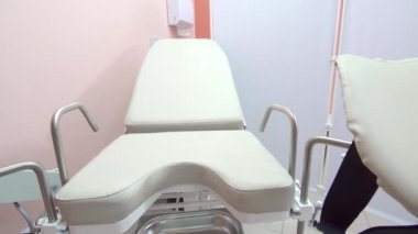 Doktorlar ofiste tıbbi koltuk