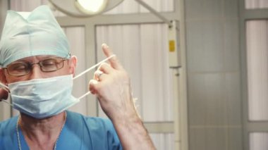 tıbbi bir soyunma ve gülümsüyor portre doktor alır