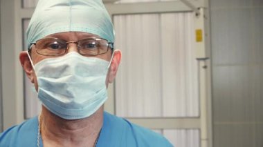 tıbbi bir remake ile doktor portresi gözlük gözlük ve kafasını sallıyor