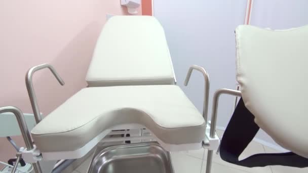 Медицинское кресло в кабинете врача — стоковое видео