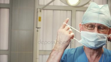 portre doktor tıbbi bir sos alır ve gülümsüyor yakın çekim