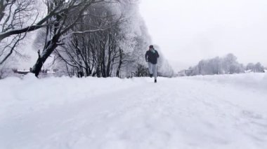 erkek atlet kış parkı ile çalışır