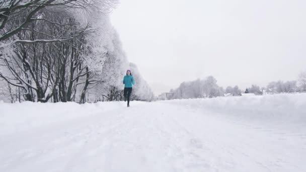 Deportes solitario chica corredor en ciudad parque en invierno amplio ángulo — Vídeo de stock