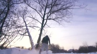 parkta derin karda kış günbatımı jogs bir adam