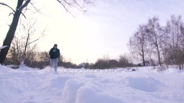adam kış günbatımı kumsalda park yavaş mo derin karda