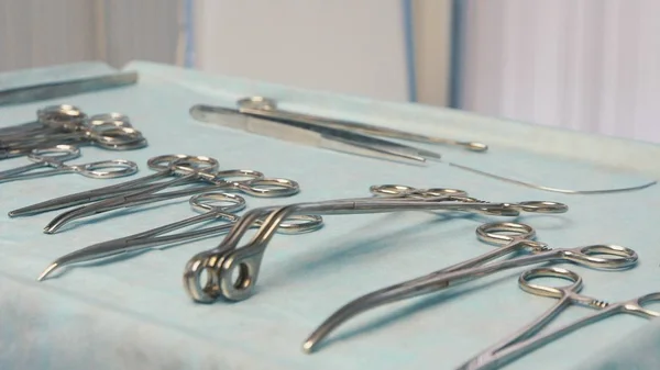 ameliyathanedeki masada tıp aletleri