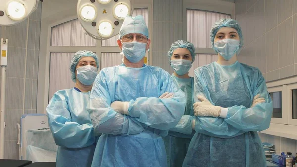 Bir cerrah takım başarılı bir operasyondan sonraki portresi