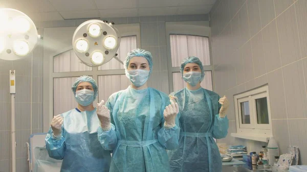 Hemşireler ameliyathane kollarında çapraz