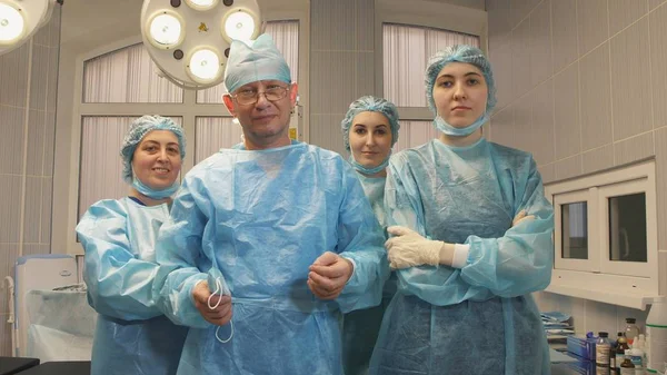 Bir cerrah takım başarılı bir operasyondan sonraki portresi