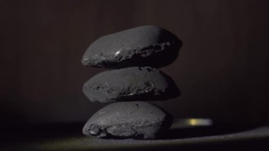 Kömür. Doğal ahşap kömür yığını