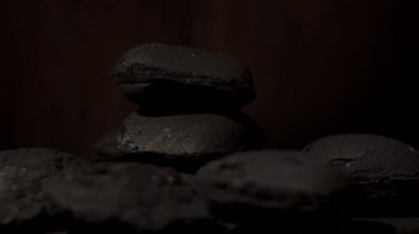 Doğal ahşap kömür göl kenarında