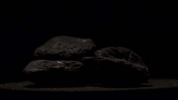 旋转支架上的木炭 — 图库视频影像