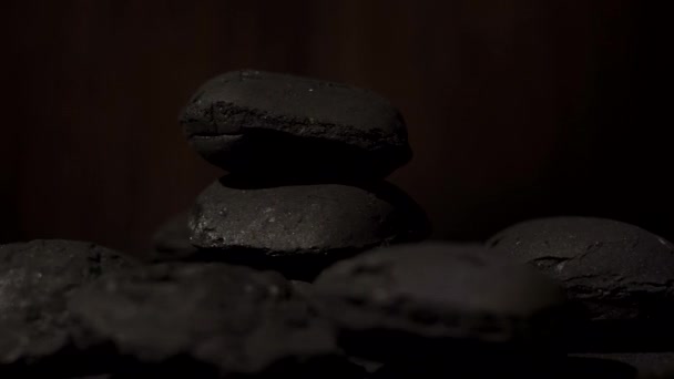 Carvão vegetal de madeira natural isolado — Vídeo de Stock