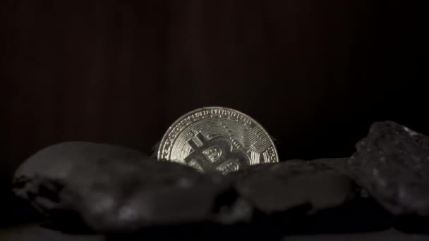 Moeda de bitcoin de ouro está no carvão. Mineração bitcoins . — Vídeo de Stock
