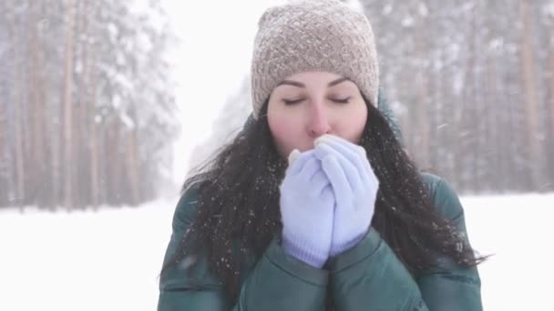 Una chica congelada en un bosque de invierno bajo la nieve — Vídeo de stock