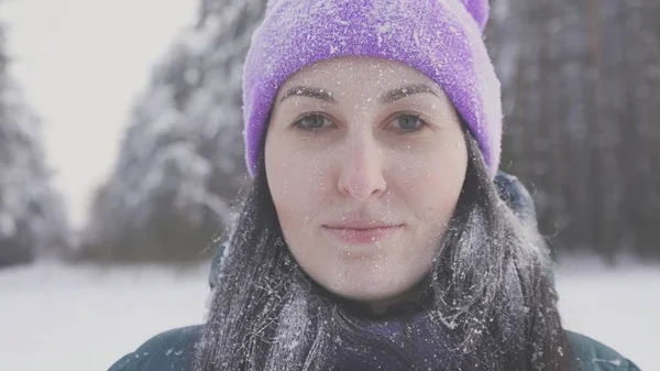 ormanda gülümseyen içinde yalnız kız kameraya, seyir karla bir kar fırtınası'ndan sonra kaplı