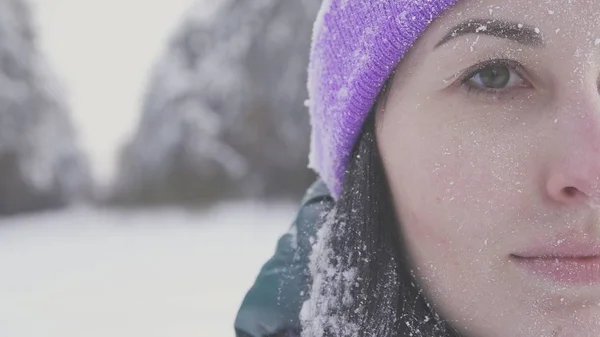 笑顔の森で孤独な少女は、雪で覆われて、カメラ目線 — ストック写真