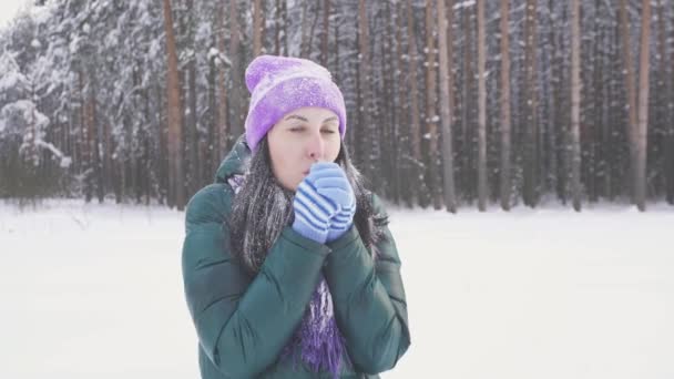 Самотня дівчина в лісі замерзає, вкрита снігом — стокове відео