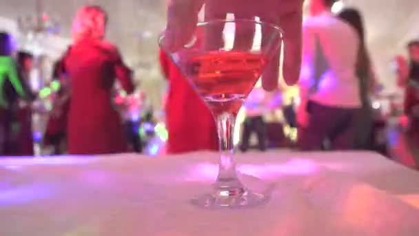 Barman mette un altro bicchiere — Video Stock