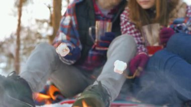 adam ve kız bir çift, fry marshmallow kış ormanda tehlikede