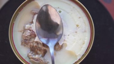 bir kaşık ile konserve et domuz sığır eti güveç, döner