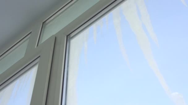 Riesige Eiszapfen vor dem Fenster — Stockvideo