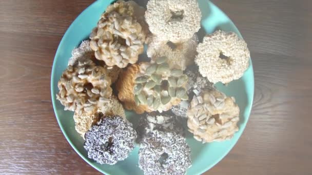 Печиво з горіхами на тарілці, обертання крупним планом — стокове відео