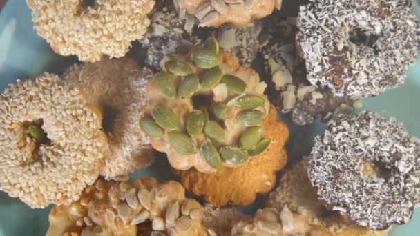 Cookies avec écrous sur une plaque, rotation close-up macro — Video