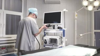 genç bir doktor işleri için tıbbi donatım hazırlar