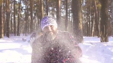 küçük bir kız babasıyla kar kış ormanda atma