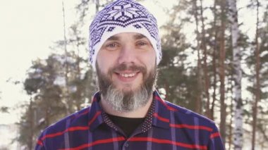 bir kış ormandaki sakallı bir gülümseyen adam portresi