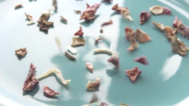Μείγμα από πολύχρωμα αποξηραμένα είδη και λαχανικά — Αρχείο Βίντεο