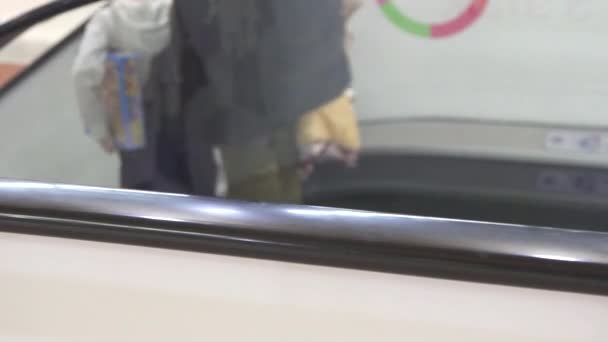 Main féminine sur escalator, symbole de soutien lgbt — Video