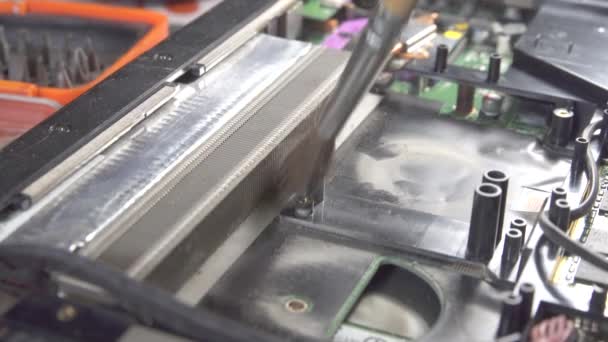 Serviceman pulisce il computer portatile da polvere con una spazzola — Video Stock
