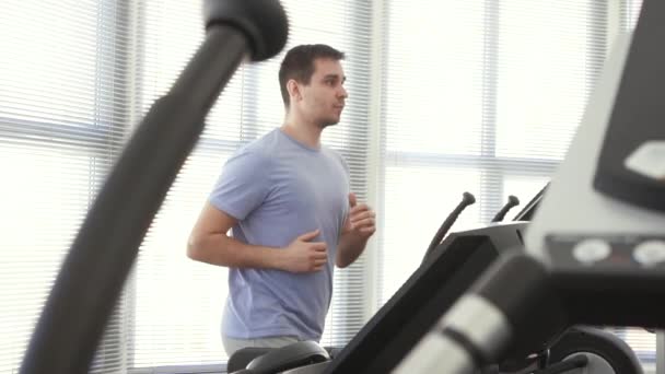 Homem com mais de 30 anos, num simulador de corrida — Vídeo de Stock