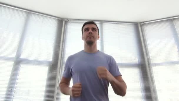 Portre adam 30 'un üzerinde bir çalışan simülatörü, spor salonu, yavaş mo — Stok video
