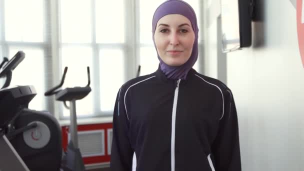 Retrato de una mujer deportiva en hijab en el gimnasio — Vídeos de Stock