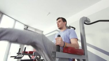 bir bilezik Eşcinsel bir adamla bir spor salonunda, etkin bir konuma devreye girer