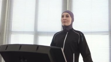 Isınma spor salonunda yürüyen kız hijab, yakın çekim