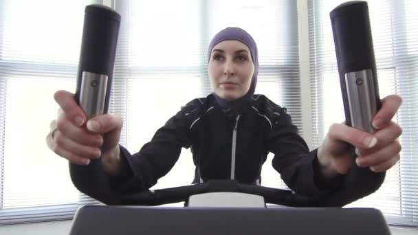 Sport meisje in hijab bezig met fitness — Stockvideo