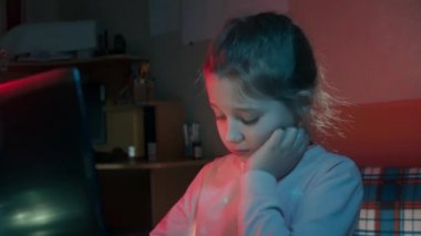 küçük kız rahatsız ve rahatsız