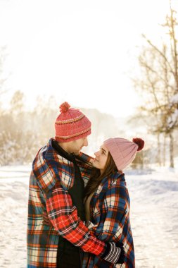 aşık çift kışın sarılmak