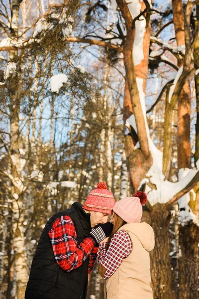 adam ellerini kışın sıcak.