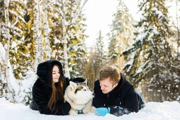 Siberian dış yapraklar kış ile aile portresi